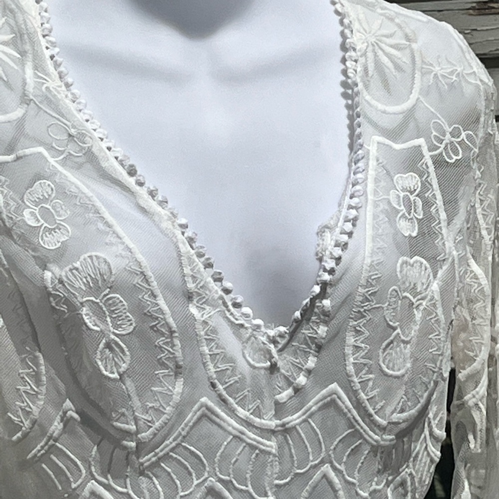 White Lace Long Sleeve Snap Bodysuit Size S (US 4- AUS 8)